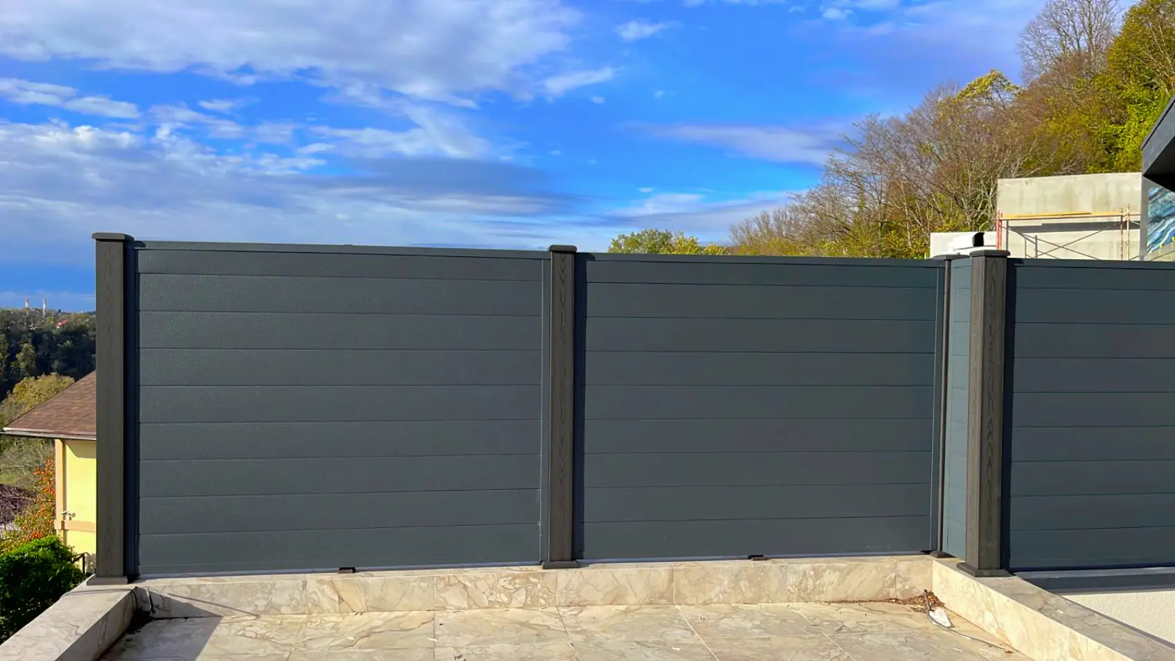 Фото 4 забор из линеарных панелей Гладких RAL7024 МАТТЕ Серый Графит матовый