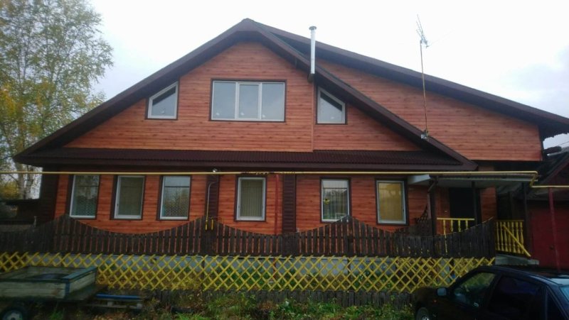 Дом, обшитый профнастилом С-8 в оттенке под дерево