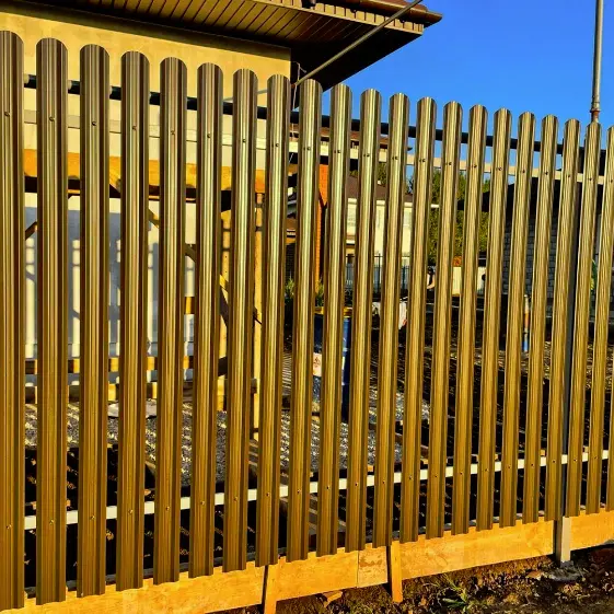 Забор из евроштакетника Эко-М RAL8019 Темный Шоколад двусторонний